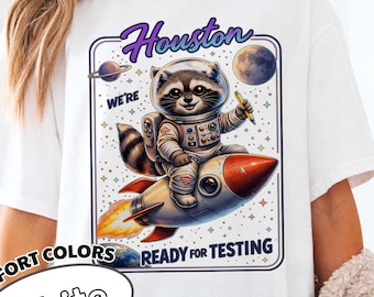 Camiseta Comfort Colors® Houston "Estamos listos para las pruebas", camiseta para bebé con diseño de mapache astronauta estilo Y2K, camiseta divertida para el día de las pruebas.