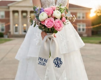 Cinta bordada para ramo de graduación, fajín de lino con monograma personalizado, envoltura para ramo de graduación 2026, cinta para el baile de bienvenida, recuerdo de graduación, regalo para ella.