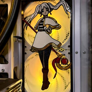 Puede incluir: Panel de caja de ordenador personalizado con una ilustración de estilo anime de un personaje femenino. El personaje tiene pelo largo blanco, un vestido blanco y un bastón. El panel está retroiluminado con un brillo amarillo cálido.