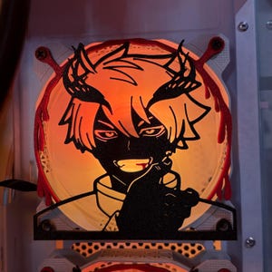 Puede incluir: Silueta negra de un personaje de estilo anime con retroiluminación naranja. El personaje tiene pelo puntiagudo, cuernos y una expresión traviesa. Acentos rojos goteantes rodean la luz circular, creando un efecto dramático. El diseño está montado en un componente de computadora.