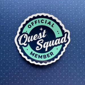 Könnte beinhalten: Ein blauer und grüner Aufkleber mit weißem Rand und dem Text "OFFICIAL Quest Squad MEMBER" in einem weißen Kreis.