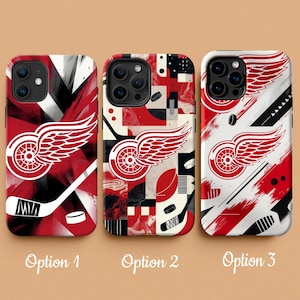 Peut inclure: Trois coques de téléphone avec le logo des Red Wings de Détroit. Chaque coque présente un design différent avec le logo de l'équipe, des crosses et des palets de hockey. Les coques sont rouges, blanches et noires.