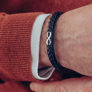Pulsera de cuero para hombre con símbolo de infinito en plata 925: elegancia y significado