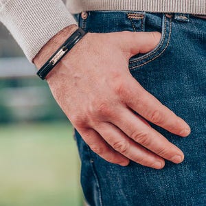 Custom Engraved Leather and Gold Bracelet – Stylish Gift for the Modern Man