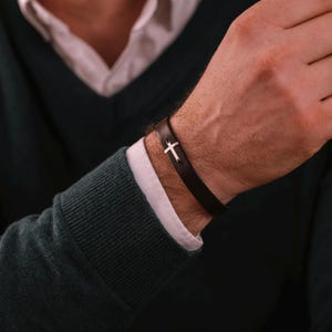 Pulsera de Cuero para Hombre con Cruz de Plata 925 – Regalo Elegante y Personalizado