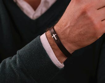 Pulsera de cuero para hombre con cruz de plata 925: un regalo elegante y personalizado.