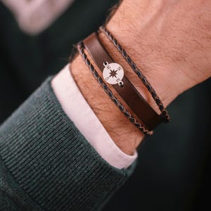Pulsera de cuero para hombre con símbolo de infinito en plata 925: elegancia y significado