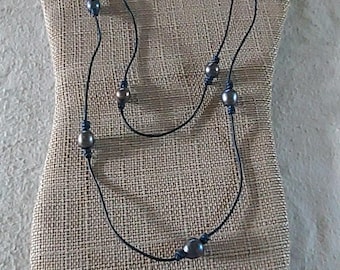 Handgemaakte pauwenveer en marineblauwe leren ketting
