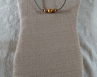 Collar hecho a mano de perlas doradas y cuero negro