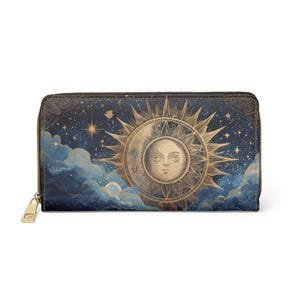 以下が含まれることがあります： 金色のジッパーが付いた、天体テーマの財布。デザインは、雲と星のある濃い青色の背景に、金色の太陽と月の顔が特徴です。財布は長方形です。