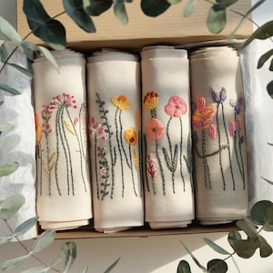 Set 4 Embroidered Linen Napkins Wedding, Soft Pastel Wildflowers, Wedding Gift, Handmade Wedding Table Decor or Mother’s Day Gift
