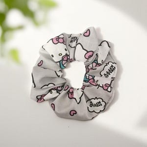 Coletero de Hello Kitty hecho a mano: adorable coletero de tela rosa con dibujos animados para coletas y moños. Un regalo kawaii para los amantes de Sanrio.