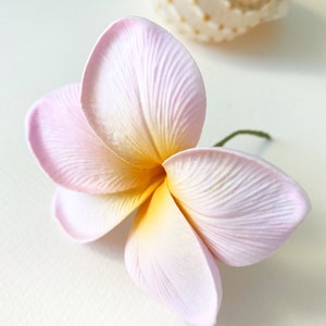 Pink Plumeria hair flower/hair flower/frangipani hair flower/hawaiian/party hair flower/hair accessory/summer/hair flower/plumeria