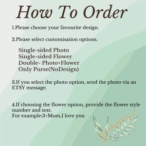 K&ouml;nnte beinhalten: Anleitung zum Bestellen einer personalisierten Handtasche mit Foto, Blume oder ohne Design. W&auml;hlen Sie Ihr Lieblingsdesign und w&auml;hlen Sie Ihre Anpassungsoptionen. Wenn Sie die Fotooption w&auml;hlen, senden Sie das Foto &uuml;ber eine Etsy-Nachricht. Wenn Sie die Blumenoption w&auml;hlen, geben Sie die Blumenstilnummer und den Text an. Zum Beispiel: 3+Mama, ich liebe dich.