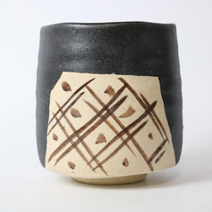 Traditional Japanese Matcha Bowl Chawan – Handcrafted Ceramic Teacup – 20th Century Vintage – Black & Beige Design