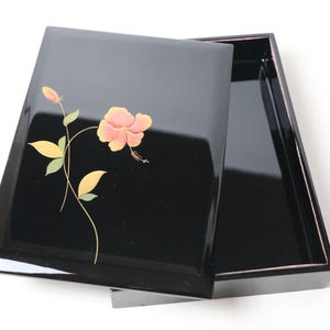 Buzón de laca japonesa bellamente terminado con un elegante diseño floral.