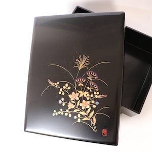 Buzón de laca makie japonesa con un hermoso acabado y un elegante diseño floral.