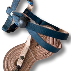 Puede incluir: Una tabla de cortar de madera hecha a mano con veta natural. La tabla tiene un canal para jugos y un asa. Dimensiones: aproximadamente 45 cm de largo, 30 cm de ancho y 2,5 cm de grosor.