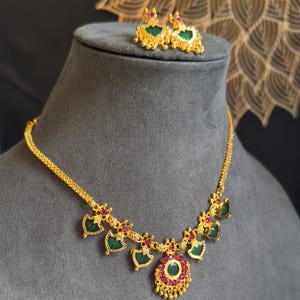Set di collane tradizionali Kerala Nagapadam / girocollo Palakka verde, accenti rubino