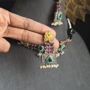 Unieke handgemaakte Indo-western tweekleurige zilveren Indiase sieraden choker set | Duitse zilveren kettingset afbeelding 3