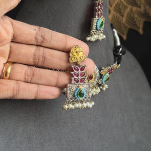 Unieke handgemaakte Indo-western tweekleurige zilveren Indiase sieraden choker set | Duitse zilveren kettingset afbeelding 2