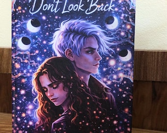 Não Olhe Para Trás - Livro de capa dura. Versão em inglês da editora Onyx and Elm, encadernação personalizada.