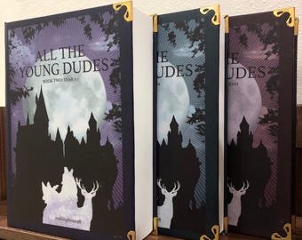 Todos los jóvenes, de MsKingBean89. Libros de tapa dura. Conjunto de 3 libros.