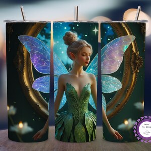 Puede incluir: Un vaso de acero inoxidable con un diseño de fantasía. El diseño incluye un hada con alas azules y moradas, vestida con un vestido verde, sobre un fondo oscuro con un marco dorado. El vaso tiene una pajita plateada.