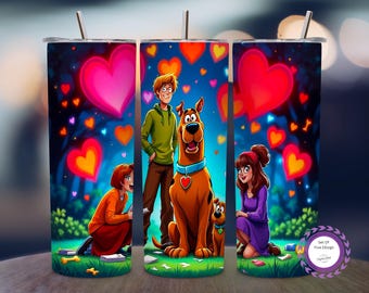 Op de afbeelding: Een set van drie roestvrijstalen bekers met een cartoonontwerp met Scooby-Doo-personages, harten en een bosachtergrond. De bekers hebben een zilveren rietje en een deksel. Het ontwerp bevat de tekst "Set of Five Design".