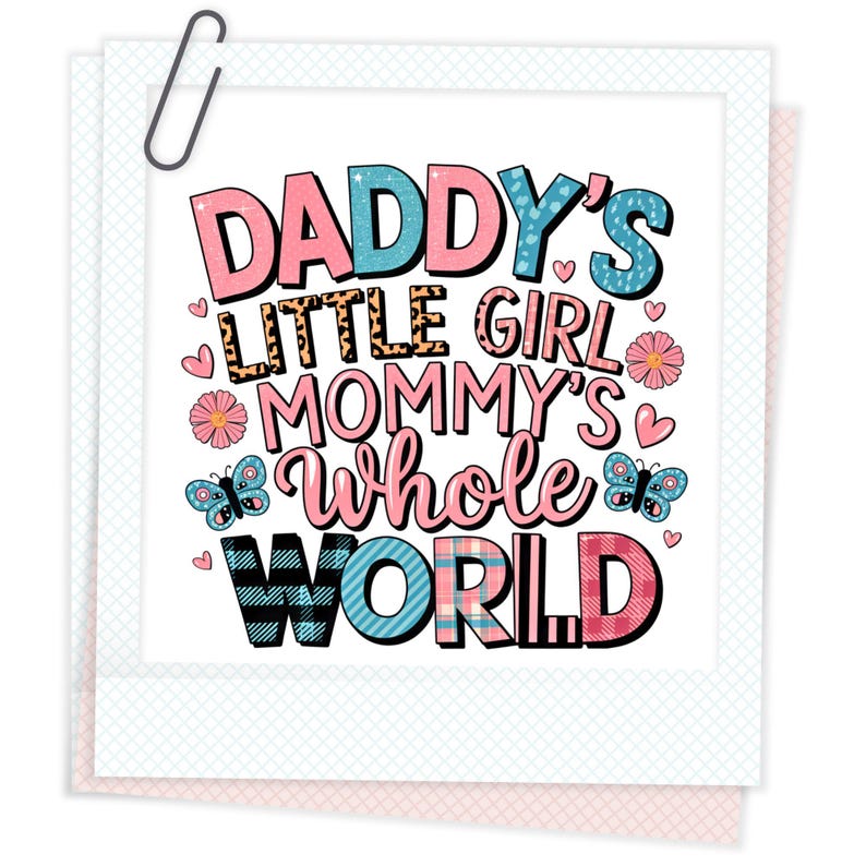以下が含まれることがあります： 白地にピンク、ブルー、ブラックのグラフィックテキスト。テキストは「Daddy's Little Girl Mommy's Whole World」です。