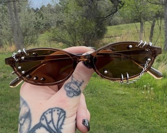 the GIRL NEXT NEBULA - Narrow Brown Pierced Sunglasses with Silver Jewelry