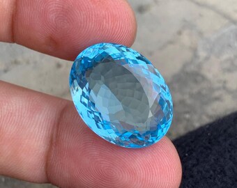 Topaze bleue suisse de 34,95 carats : taillée au laser pour la joaillerie