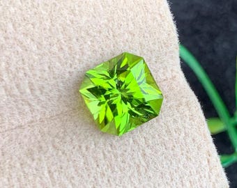 3,71 carats de péridot vert olive de forme asscher en provenance du Pakistan