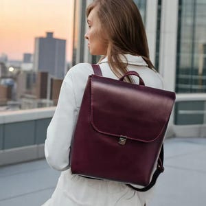 Mochila de cuero para mujer – Bolso bandolera burdeos hecho a mano, mochila convertible, bolso para portátil, bolso de viaje, para el trabajo y la escuela, regalo personalizado