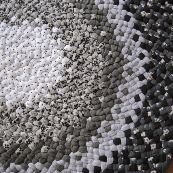 Ready To Ship Elegant Braided Round Rug in Black and Gray