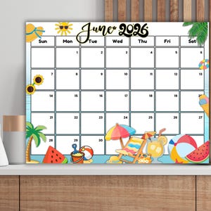 Op de afbeelding: Een juni 2026 kalender met een strandthema. De kalender bevat illustraties van een zon, parasol, strandstoel, watermeloen en andere zomerse afbeeldingen. De kalender wordt weergegeven op een wit oppervlak.