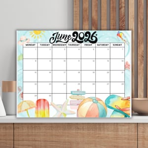 Può includere: Un calendario di giugno 2026 a tema spiaggia. Il calendario presenta uno sfondo azzurro con illustrazioni ad acquerello di un sole, un pallone da spiaggia e altre icone estive. I giorni della settimana sono elencati in alto.