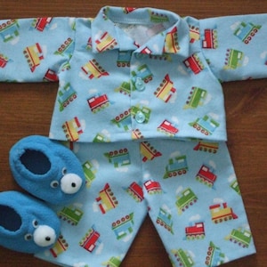 NUEVO para muñecas Cabbage Patch Kids de 16" para niños. Pijamas coloridos con tren Choo Choo. Su elección: con o sin pantuflas de osito de peluche.