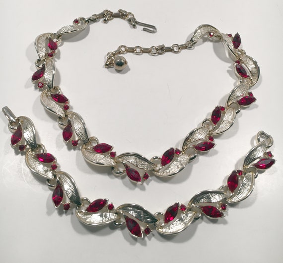Lisner Vintage Necklace and Bracelet Set in Unique