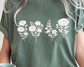 Comfort Colorsのワイルドフラワーシャツ、ヴィンテージ押し花シャツ、ボヘミアンコテージコアシャツ、ボタニカルフローラルTシャツ、ガーデナーへのギフト