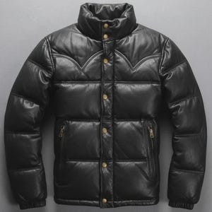 Op de afbeelding: Een zwarte leren pufferjack met een hoge kraag en goudkleurige knopen. De jas heeft een gewatteerd ontwerp en twee zakken met ritssluiting. De jas heeft een western-stijl jukdetail over de schouders.