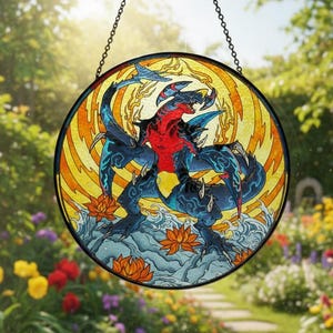 Może przedstawiać: Okrągłe witrażowe okno przedstawiające niebiesko-czerwoną mityczną istotę na żółto-pomarańczowym tle. Dzieło sztuki, zawieszone na łańcuchu, przedstawia stworzenie z kwiatami lotosu i elementami wody.