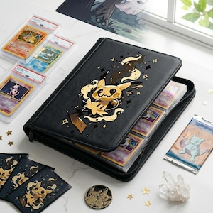Puede incluir: Un archivador de cartas negro con un diseño de Pikachu dorado y negro, abierto para mostrar cartas coleccionables. La imagen también muestra cartas clasificadas, fundas para cartas, una moneda y un paquete de refuerzo, todo con temática Pokémon.
