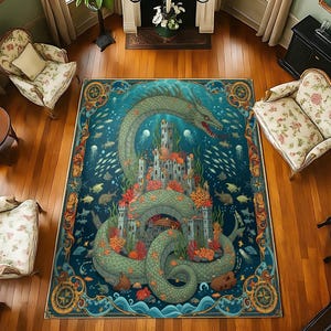 Op de afbeelding: Een groot, rechthoekig vloerkleed met een fantasie onderwater scène. Een groene zeeslang omsluit een kasteel met koraal en vissen. Het vloerkleed heeft een decoratieve nautische rand en is omringd door antieke meubels.
