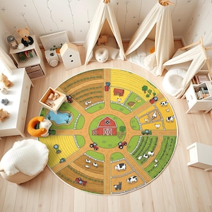 Puede incluir: Una alfombra de juego redonda para niños con un diseño de granja. La alfombra presenta un granero rojo, campos, carreteras y animales de granja. Las tiendas tipi blancas y los muebles de madera rodean la alfombra.