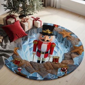Puede incluir: Una falda para árbol de Navidad con una ilustración detallada de un soldado cascanueces con uniforme rojo y sombrero negro. La falda tiene un diseño azul y marrón con estrellas doradas y tambores de juguete. Hay regalos y una almohada roja cerca.