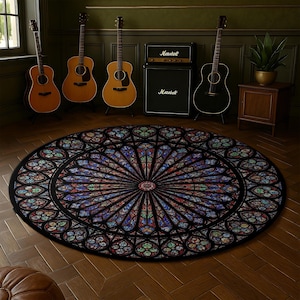 K&ouml;nnte beinhalten: Ein runder Teppich mit einem Buntglasdesign in Blau-, Rot-, Gr&uuml;n- und Gelbt&ouml;nen. Der Teppich liegt auf einem Holzboden, mit Gitarren und Verst&auml;rkern im Hintergrund. Das Design des Teppichs &auml;hnelt einem Kirchenfenster.