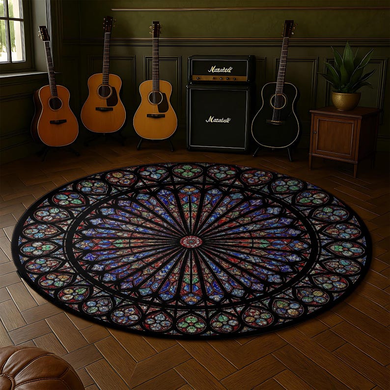 K&ouml;nnte beinhalten: Ein runder Teppich mit einem Buntglasdesign in Blau-, Rot-, Gr&uuml;n- und Gelbt&ouml;nen. Der Teppich liegt auf einem Holzboden, mit Gitarren und Verst&auml;rkern im Hintergrund. Das Design des Teppichs &auml;hnelt einem Kirchenfenster.
