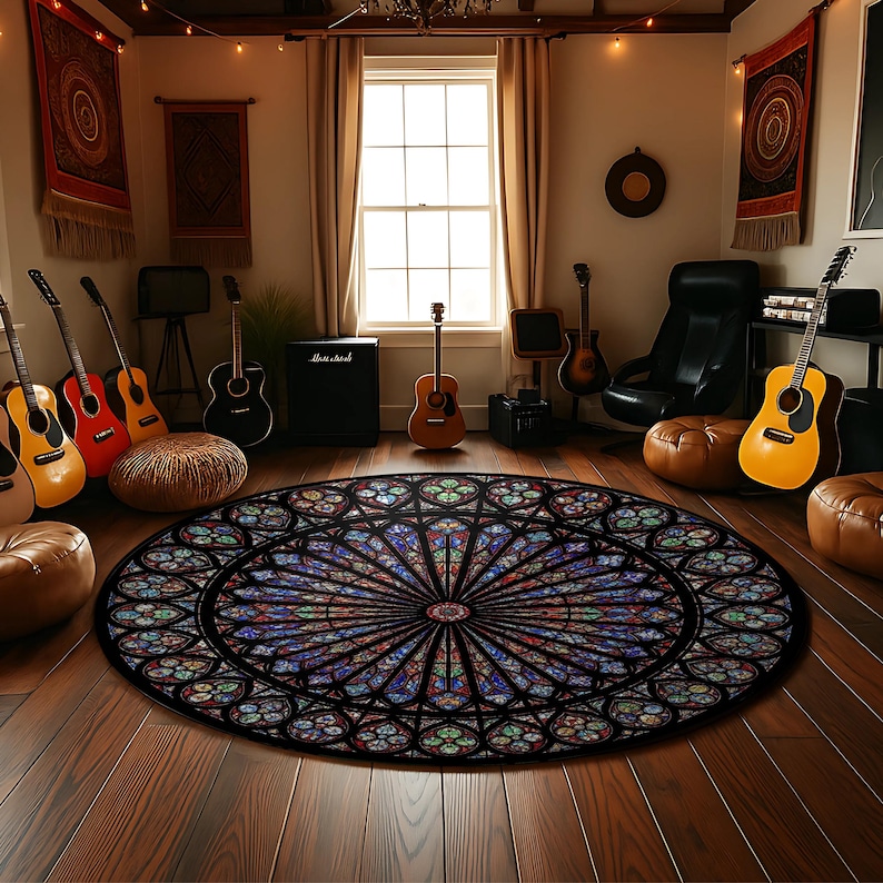 K&ouml;nnte beinhalten: Ein runder Teppich mit einem Buntglasfenster-Design in Blau-, Rot-, Gr&uuml;n- und Lilat&ouml;nen. Der Teppich liegt auf einem Holzboden, umgeben von Gitarren, Verst&auml;rkern und Lederhockern, was eine Musikzimmer-Atmosph&auml;re schafft.