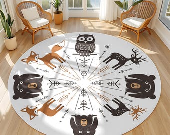Könnte beinhalten: Ein runder, weißer Teppich mit einem skurrilen Waldmotiv. Der Teppich zeigt stilisierte Illustrationen von Tieren, darunter ein Fuchs, ein Bär, ein Hirsch und eine Eule, die um ein zentrales geometrisches Muster angeordnet sind. Die Tiere sind in Braun- und Schwarztönen gehalten.